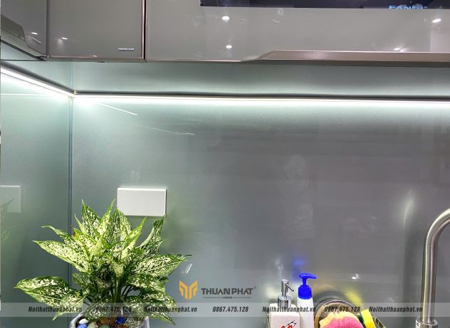 Tủ Bếp Inox Cánh Kính Màu Đặc Biệt Nhà Chị Yến - Trương Định